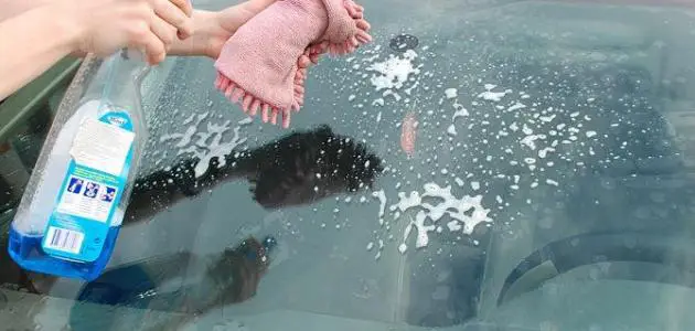 كيفية تنظيف زجاج السيارة الأمامي