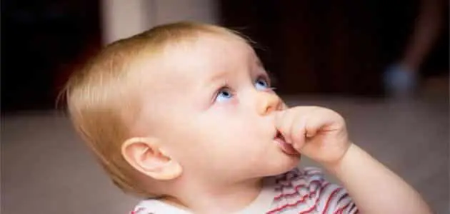 لماذا يضع الرضيع يده في فمه