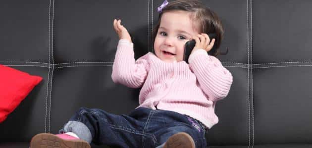 متى يتكلم الطفل ويمشي