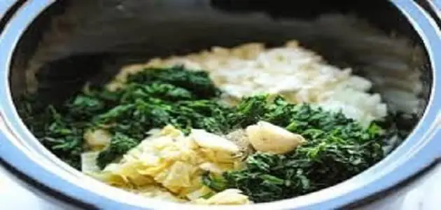 طريقة عمل السبانخ الخضراء بالأرز والصلصة