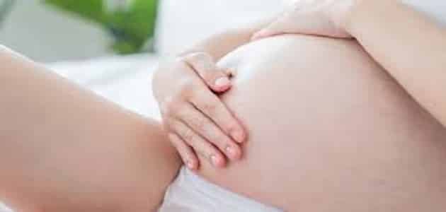 افرازات شفافه مع خيوط دم وقت الدوره