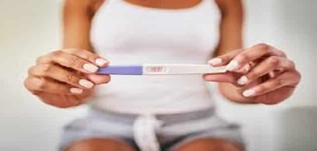 هل تنزل افرازات بيضاء في بداية الحمل