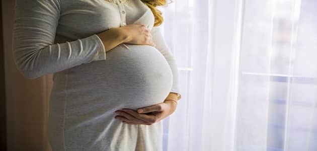 هل من الطبيعي نزول الإفرازات البنية في بداية الحمل